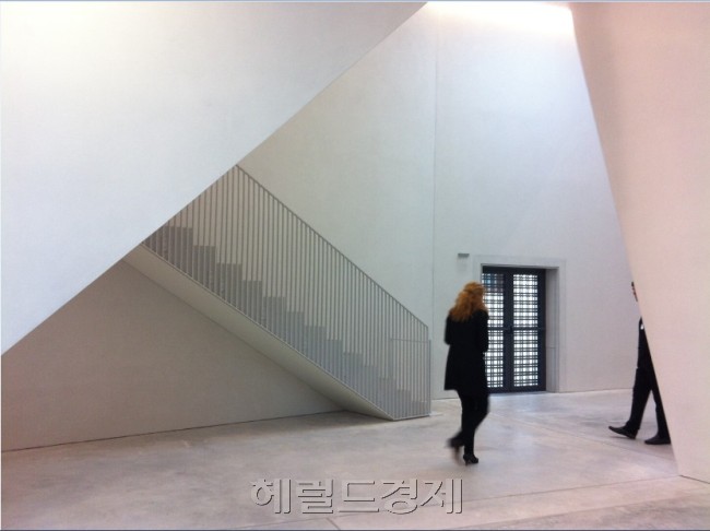 이탈리아 북동부의 아름다운 수중도시 베니스(Venezia)에서는 명품업체간 예술 격돌이 한창이다. 지난 6월 개막해 오는 11월24일까지 이어지는 제55회 베니스비엔날레가 중반을 넘어선 상황에서 명품업체 오너들이 펼치는 독특한 전시가 꾸준히 화제를 모으고 있다.