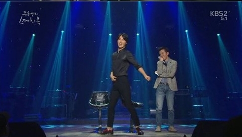 윤상현(탤런트)
지난 13일 방송된 KBS2 ‘유희열의 스케치북’에서 MC 유희열은 게스트인 윤상현에게 “SBS 드라마 ‘너의 목소리가 들려’ 시청률 23%가 넘으면 ‘시크릿가든’의 오스카춤을 추겠다고 했다. 여기서 공약을 지키는 건 어떤가”라고 제안했다.