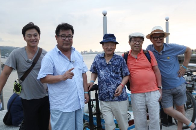 이서진(탤런트/영화배우),백일섭(탤런트/영화배우),이순재(탤런트/영화배우/SG연기아카데미원장/EK티쳐원장),신구(신순기/탤런트/영화배우),박근형(탤런트/영화배우)
써니를 보냈지만 꽃할배 일행의 여행은 계속 됐다. 13일 방송된 tvN ‘꽃보다 할배‘ 제 11화에서는 소녀시대 써니와 아쉬운 작별 후 ‘써니 이별 후유증’에 시달리는 꽃할배 일행의 모습이 그려졌다. 써니의 빈자리를 채우기 위한 이서진의 눈부신 활약도 있었다. ‘