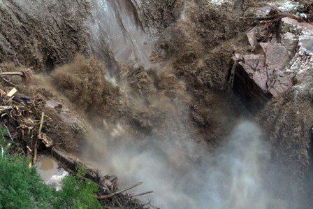 This aerial photo shows a raging waterfall destroying a bridge along Highway 34 toward Estes Park, Colo. as flooding continues to devastate the Front Range and thousands are forced to evacuate with an unconfirmed number of structures destroyed Friday. (AP-Yonhap News)