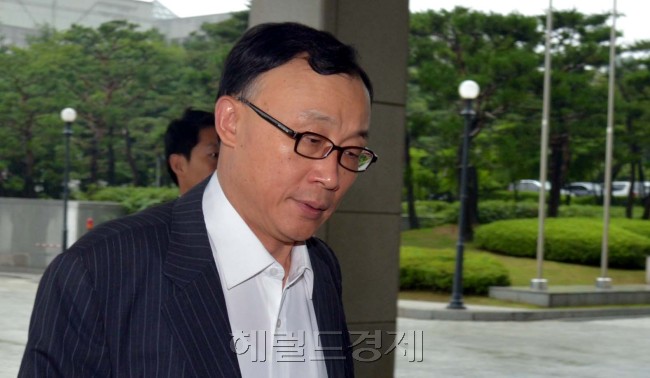 채동욱(정무직공무원/전검사/대검찰청검찰총장)
채동욱 검찰총장의 사퇴에 검찰들의 반발 기류가 확산될 조짐을 보이고 있다.