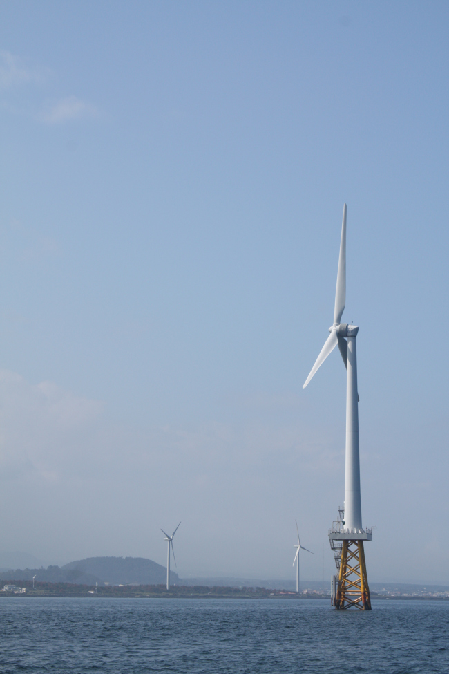 The state-run Korea Institute of Energy Research developed Korea’s first offshore wind turbine in Jejudo Island. The 8-billion-won project is capable of generating power for more than 700 households annually.   KIER
