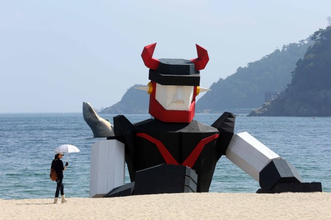“Sally!” by Bees.    Yonhap News
