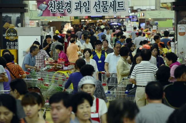 A market is packed on Sunday with customers getting ready to celebrate the Chuseok holiday this week.   Park Hae-mook/The Korea Herald