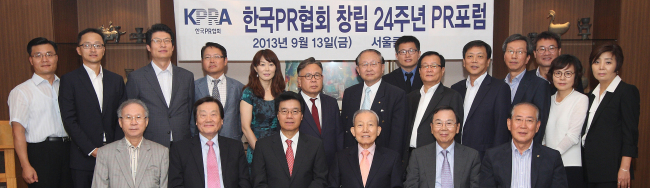 최창섭(아래줄 왼쪽으로부터) 서강대 명예교수, 서정우 한국언론인연합회 명예회장, 정상국 한국PR협회장, 조해형 나라홀딩스 회장, 이순동 한국광고협회 회장, 김이환 방송광고균형발전원장 등이 기념촬영을 하고 있다.