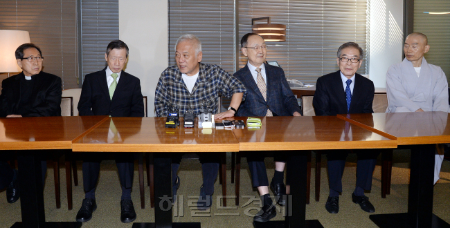16일 오전 김한길 민주당 대표가 오후에 있을 박근혜 대통령과의 3자 회담에 앞서 서울 중구 정동 달개비 식당에서 시민사회원로와의 조찬 간담회를 갖고 의견을 나누고 있다.왼쪽 부터 함세웅신부, 최영도 변호사, 김한길 민주당 대표, 백낙청 서울대 명예교수, 김상근 목사, 청화 스님./안훈기자 rosedale@ 2013.09.16
16일 오전 김한길 민주당 대표가 오후에 있을 박근혜 대통령과의 3자 회담에 앞서 서울 중구 정동 달개비 식당에서 시민사회원로와의 조찬 간담회를 갖고 의견을 나누고 있다.왼쪽 부터 함세웅신부, 최영도 변호사, 김한길 민주당 대표, 백낙청 서울대 명예교수, 김상근 목사, 청화 스님./안훈기자 rosedale@ 2013.09.16