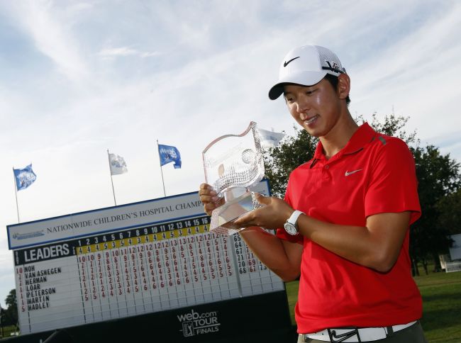 노승열(골퍼/나이키골프)
<YONHAP PHOTO-0302> COLUMBUS, OH - SEPTEMBER 15: Seung-Yul Noh of South Korea poses with the trophy after his final round of the Nationwide Children's Hospital Championship on September 15, 2013 in Columbus, Ohio. Matt Sullivan/Getty Images/AFP== FOR NEWSPAPERS, INTERNET, TELCOS & TELEVISION USE ONLY ==../2013-09-16 08:14:17/ <저작권자 ⓒ 1980-2013 ㈜연합뉴스. 무단 전재 재배포 금지.>
Korea’s Noh Seung-yul poses with the winner’s trophy in Columbus, Ohio, Sunday.   AFP-Yonhap News