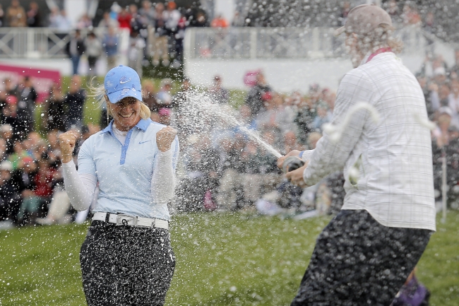 수잔페테르손(SuzannPettersen/골퍼)
Suzann Pettersen is sprayed with champagne after her win on Sunday.   AP-Yonhap News