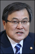 최문기(정무직공무원/전교수/미래창조과학부장관)
최문기<사진> 미래창조과학부 장관은 16일 오후 경기 성남 성남우체국을 방문, 추석 우편물 소통 현황을 점검하고, 집배원들과 함께 직접 우편물을 배달한다.