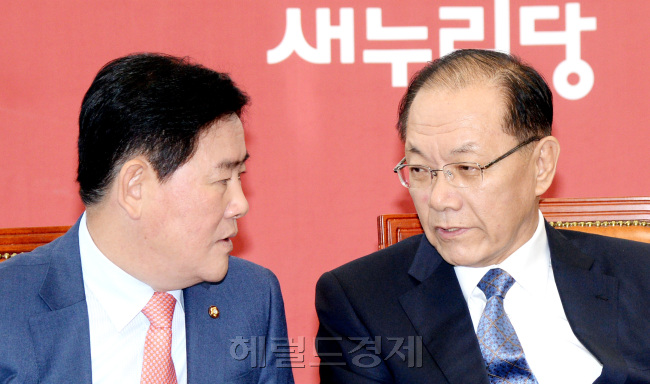 새누리당 황우여 대표와 최경환 원내대표를 비롯한 지도부는 16일 오전 국회 대표최고위원실에서 최고위원회의를 열고 박근혜 대통령과 여야 대표의 3자회담 등 현안에 대해 논의하고 있다. 박현구 기자phko@heraldcorp.com
새누리당 황우여 대표와 최경환 원내대표를 비롯한 지도부는 16일 오전 국회 대표최고위원실에서 최고위원회의를 열고 박근혜 대통령과 여야 대표의 3자회담 등 현안에 대해 논의하고 있다.  박현구 기자/phko@heraldcorp.com