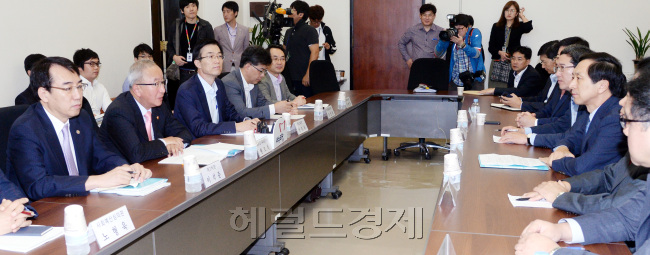현오석 부총리 겸 기획재정부 장관과 김기현 새누리당 정책위의장이 16일 오전 국회 정책위의장실에서 열린 내년도 정부 예산안 논의를 위한 당정협의를 하고 있다. 박현구 기자phko@heraldcorp.com
정부와 여당이 16일 국회에서 당정협의를 갖고 내년도 예산안을 논의하고 있다. 김기현 새누리당 정책위의장은 “영세 자영업자, 농어민 등 서민에게 돌아가는 지원이 일률적ㆍ기계적으로 축소되는 일이 없도록 세심히 살펴 달라”고 요청했고, 현오석 부총리는 “복지, 교육, 문화 분야는 올해보다 투자 규모를 확대하겠다”고 했다. 박현구 기자/phko@heraldcorp.com