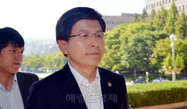 황교안(정무직공무원/전검사/법무부장관)
채동욱 검찰총장 감찰을 지시한 황교안 법무부 장관이 16일 오전 정부 과천청사 법무부로 출근하고 있다.