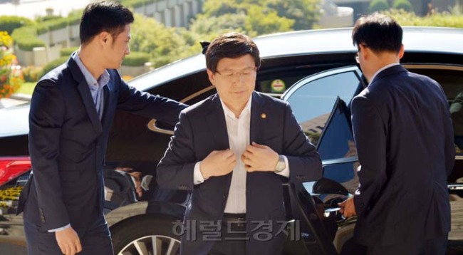 황교안(정무직공무원/전검사/법무부장관)
채동욱 검찰총장 감찰을 지시한 황교안 법무부 장관이 16일 오전 정부 과천청사 법무부로 출근하고 있다.