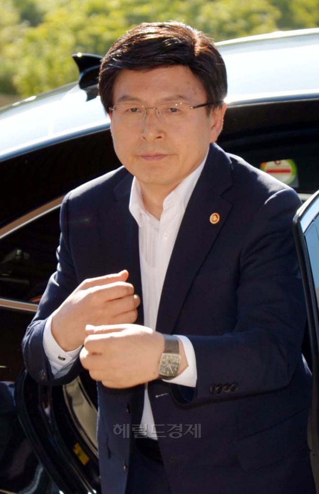 황교안(정무직공무원/전검사/법무부장관)
채동욱 검찰총장 감찰을 지시한 황교안 법무부 장관이 16일 오전 정부 과천청사 법무부로 출근하고 있다.