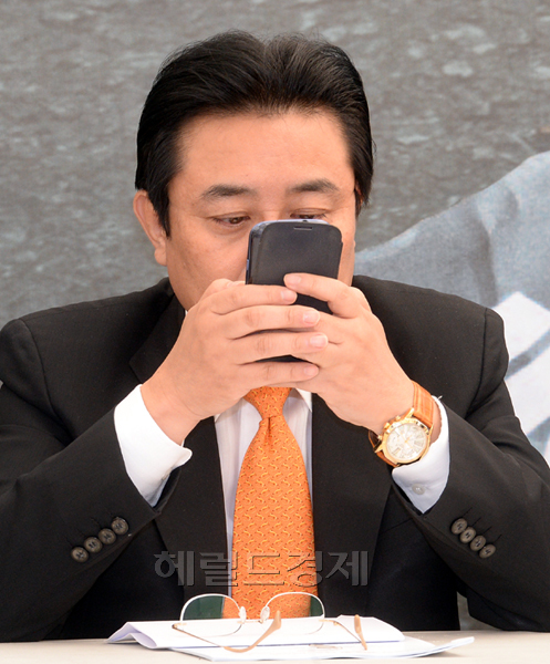 전병헌(국회의원/정당인/민주당원내대표)
16일 오전 서울 시청앞 광장 민주당 천막당사에서 열린 최고위원회의에 참석한 전병헌 원내대표가 스마트폰 삼매경에 빠져 있다. 이날 최고위는 김한길 대표를 대신해 신경민 최고위원이 주재하였다.