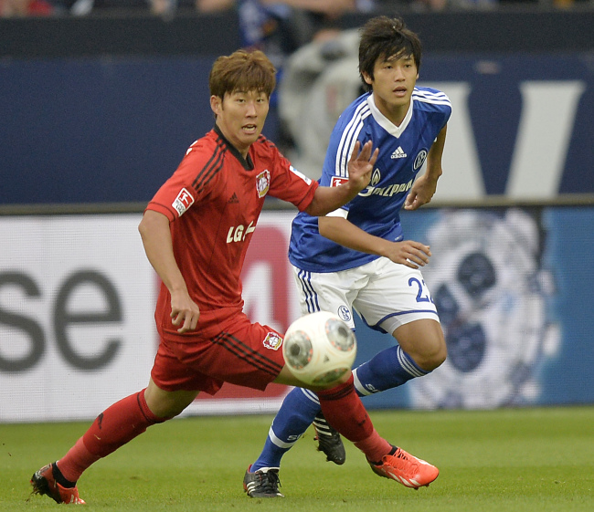 손흥민(축구선수/TSV바이엘04레버쿠젠포워드)
Son Heung-min (left) has started on the left wing in all five of Leverkusen’s Bundesliga matches this season.   AP-Yonhap News