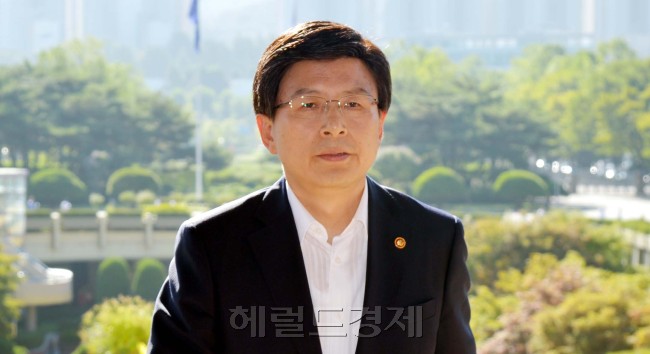 채동욱 검찰총장 감찰을 지시한 황교안 법무부 장관이 16일 오전 정부 과천청사 법무부로 출근하고 있다.<br />김명섭 기자 msiron@heraldcorp.com