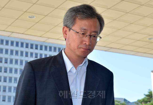 길태기(정무직공무원/검사/대검찰청차장검사)
채동욱 검찰총장의 사표가 반려된 가운데 16일 오전 서울 서초구 대검찰청 청사에 길태기 차장검사가 굳은표정으로 출근을 하고 있다.