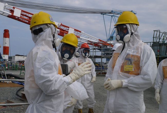 This handout picture taken by Tokyo Electric Power Co. on Thursday shows Luke Barret (right), external professional for TEPCO’s contaminated water and tank countermeasures headquarters, inspecting TEPCO’s Fukushima Dai-ichi nuclear power plant at Okuma, Fukushima prefecture.   AFP-Yonhap News