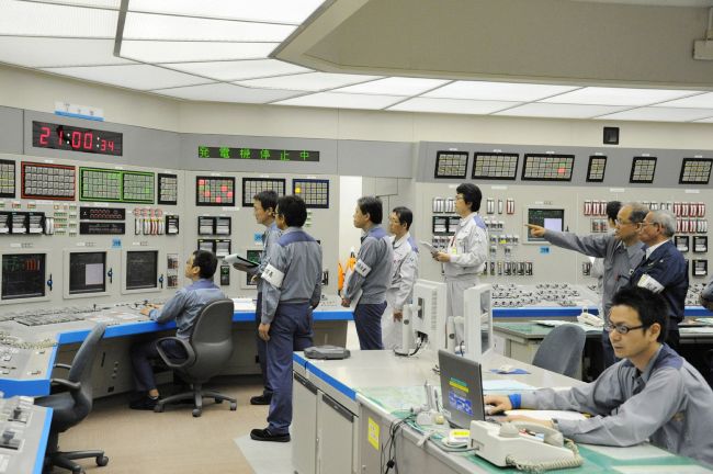 <YONHAP PHOTO-0947> (FILES) This file photo taken on July 1, 2012 shows Kansai Electric Power Co (KEPCO) engineers reactivating its nuclear reactor at the company's Oi nuclear power plant in Oi, Fukui prefecture. Japan began to switch off its last working nuclear reactor at Oi, Fukui prefecture on September 15, 2013 for an inspection with no immediate plan for restart amid high public hostility towards atomic power. JAPAN OUT AFP PHOTO / JAPAN POOL via JIJI PRESS ../2013-09-15 17:39:40/ <저작권자 ⓒ 1980-2013 ㈜연합뉴스. 무단 전재 재배포 금지.>
Kansai Electric Power Co. engineers reactivate a reactor at the company’s Oi nuclear power plant in Oi, Fukui prefecture, Japan, on July 1, 2012.   AFP-Yonhap News
