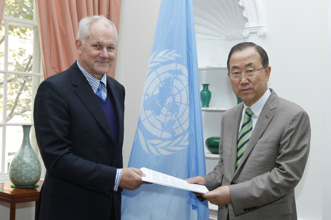 반기문(국제기관단체인/전정무직공무원/UN사무총장)
Ake Sellstrom (left), head of the chemical weapons team working in Syria, hands over the report on the Al-Ghouta massacre to U.N. Secretary-General Ban Ki-moon on Sunday.   AP-Yonhap News