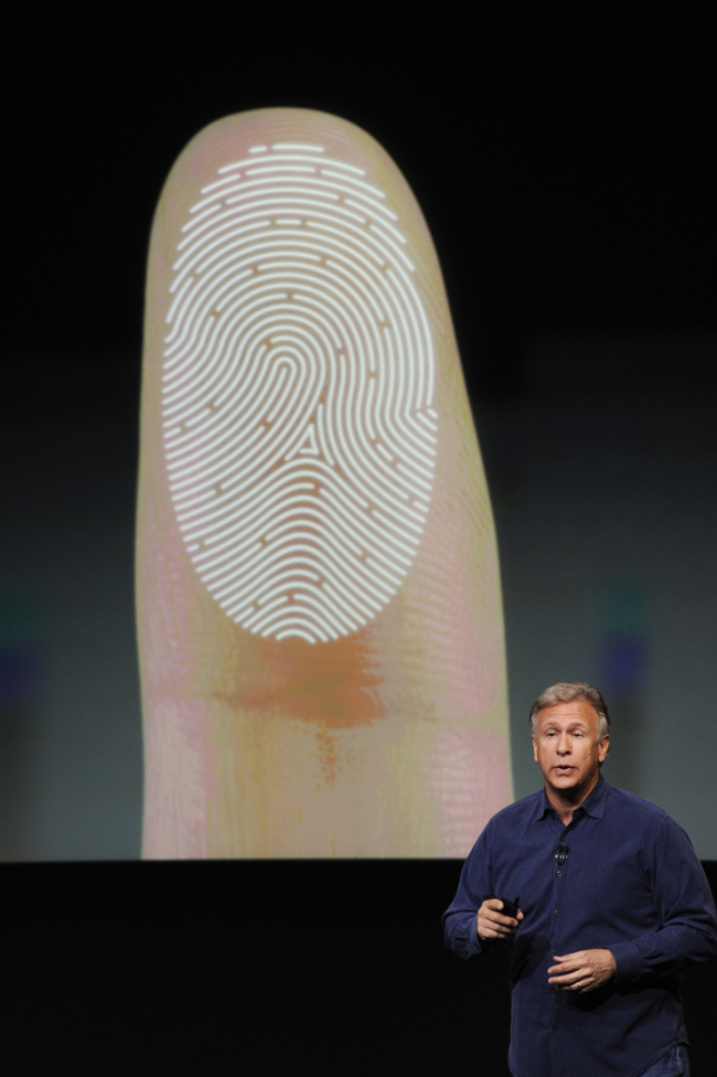 Philip Schiller, senior vice president of worldwide marketing at Apple Inc., introduces a new iPhone 5S during a product announcement in Cupertino, California, Sept. 10.     Bloomberg