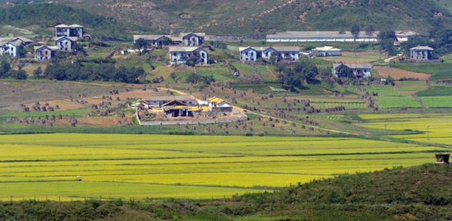 North Korean farmland near the border is seen from an observatory in Paju, Gyeonggi Province, Monday.
Park Hae-mook/The Korea Herald