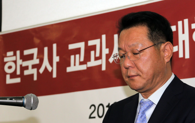 Yang Jin-oh, president of Kyohak Publishing Co., addresses a news conference at the company Monday. Yonhap News