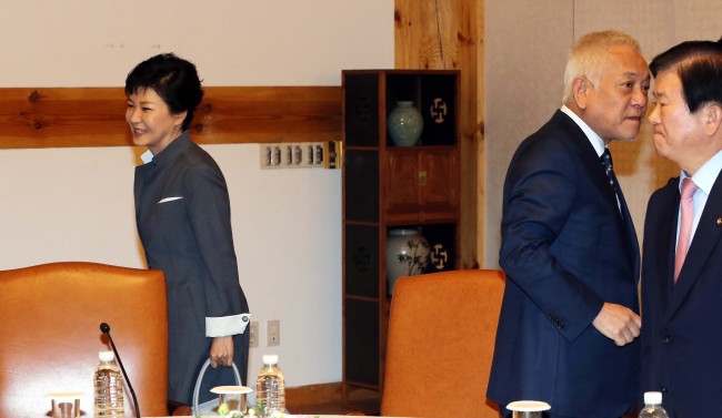 16일 오후 박근혜 대통령이 러시아·베트남 순방 결과 설명과 여야 대표와의 3자 회담을 위해 국회를 방문해 회담장소인 사랑재에서 인사를 나누고 있다.3자 회담에는 박 대통령과 새누리당 황우여 대표, 민주당 김한길 대표, 그리고 비서실장들이 각각 배석했다.<br />정희조 기자/checho@heraldcorp.com 130916
16일 오후 박근혜 대통령이 러시아·베트남 순방 결과 설명과 여야 대표와의 3자 회담을 위해 국회를 방문해 회담장소인 사랑재에서 인사를 나누고 있다.3자 회담에는 박 대통령과 새누리당 황우여 대표, 민주당 김한길 대표, 그리고 비서실장들이 각각 배석했다.
정희조 기자/checho@heraldcorp.com 130916