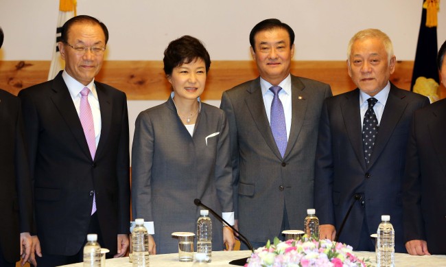 16일 오후 박근혜 대통령이 러시아·베트남 순방 결과 설명과 여야 대표와의 3자 회담을 위해 국회를 방문해 회담장소인 사랑재에서 인사를 나누고 있다.3자 회담에는 박 대통령과 새누리당 황우여 대표, 민주당 김한길 대표, 그리고 비서실장들이 각각 배석했다.<br />정희조 기자/checho@heraldcorp.com 130916
16일 오후 박근혜 대통령이 러시아·베트남 순방 결과 설명과 여야 대표와의 3자 회담을 위해 국회를 방문해 회담장소인 사랑재에서 인사를 나누고 있다.3자 회담에는 박 대통령과 새누리당 황우여 대표, 민주당 김한길 대표, 그리고 비서실장들이 각각 배석했다.
정희조 기자/checho@heraldcorp.com 130916