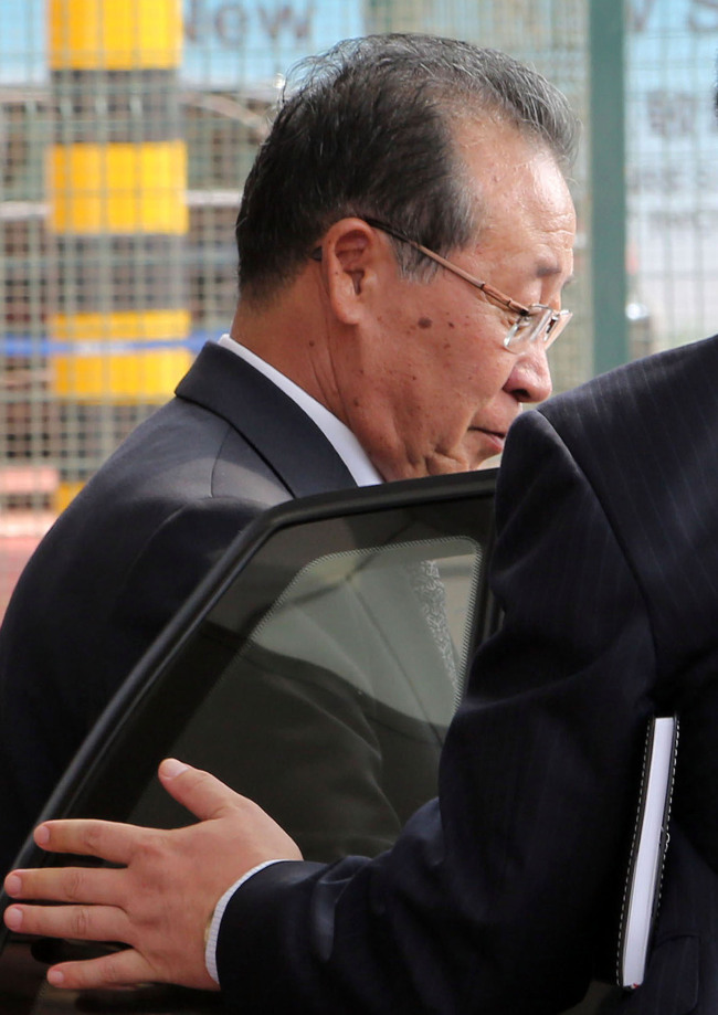 김계관(정치인/북한외무성제1부상)
North Korea’s Kim Kye-gwan arrives in Beijing on Monday.   Yonhap News