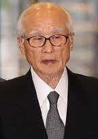 김우중(전기업인)
HANOI (Yonhap News) ― Kim Woo-choong, the former chief of South Korea’s now-defunct Daewoo Group, returned home on Monday to deal with growing criticism in his country over his unpaid fines totaling 18 trillion won ($16.6 billion), business sources in Vietnam said.