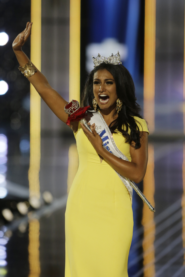 Miss New York Nina Davuluri walks down the runway after winning the the Miss America 2014 pageant, Sunday. (AP-Yonhap News)