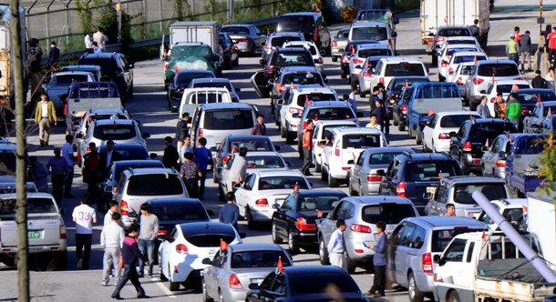 South Korean vehicles line up to cross the inter-Korean border Monday as the Gaeseong industrial zone reopens after five months of suspension. (Park Hae-mook/The Korea Herald)