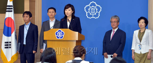조윤선(정무직공무원/전국회의원/여성가족부장관)
내년부터 해외에서 성매매를 하다 적발돼 ‘국익’을 손상시킬 경우 최대 3년까지 외국에 나가지 못하게 됩니다. 여성가족부는 지난 12일 관계부처(외교부, 법무부 등)와 함께 ‘성매매방지대책추진점검단’회의를 열고 이같은 내용의 여권 발급제한 대상 확대 계획을 마련한다고 밝혔습니다. 기존에는 외국에서 성매매를 하다 강제추방된 사람만 여권발급이 제한돼 왔습니다.