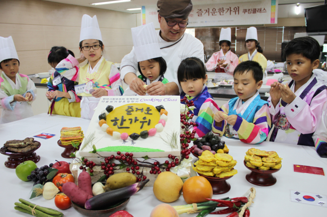 현대그린푸드와 현대백화점 사회복지재단은 지난 16일 다문화 가정 어린이 15명과 함께 송편을 만들고 차례상 차리는 법을 배우는 시간을 가졌다. 임규환 현대그린푸드 조리지도위원이 다문화 가정 어린이들에게 송편 만드는 법을 설명했고, 이들은 차례상 체험 후 한국민속촌에서 마상 무예 등 전통문화를 관람하기도 했다. [사진제공=현대그린푸드]