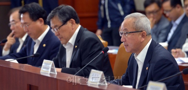 17일 오전 서울 세종로 정부 서울청사에서 열린 경제관계장관회의에서 현오석 경제 부총리가 모두발언을 하고 있다.<br />김명섭 기자 msiron@heraldcorp.com
17일 오전 서울 세종로 정부 서울청사에서 열린 경제관계장관회의에서 현오석 경제 부총리가 모두발언을 하고 있다.
김명섭 기자 msiron@heraldcorp.com
현오석(오른쪽) 경제부총리 겸 기획재정부 장관이 17일 서울 세종로 정부서울청사에서 열린 ‘경제ㆍ민생 활성화 대책회의’에서 “기업 투자 회복을 위해 금융ㆍ세제 지원을 강화하겠다”고 말하고 있다. 김명섭 기자/msiron@heraldcorp.com