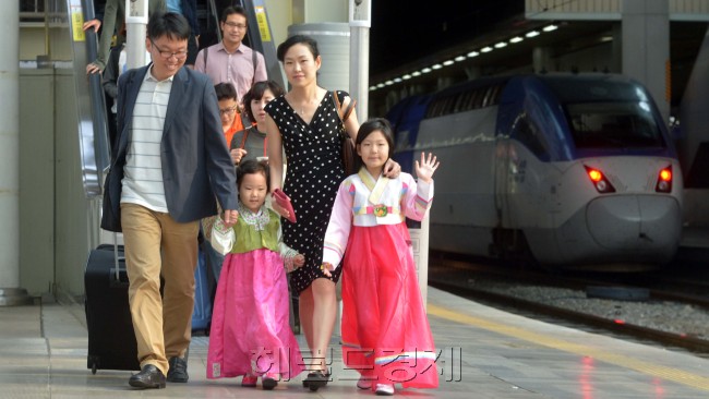 추석연휴를 앞두고 17일 오전 서울역에서 시민들이 고향으로 가고 있다.<br />김명섭 기자 msiron@heraldcorp.com
18일부터 시작되는 5일간의 추석 황금연휴를 맞아 고향으로 향하는 한 가족의 발걸음에 가벼운 흥분과 설렘이 묻어난다. 경제 불황과 정국의 혼돈 속에 팍팍한 살림살이지만 조상님께 예를 올리고 가족의 사랑을 확인하는 날이다. 올해는 보름달이 휘영청 밝는다 하니 온 가족의 마음에도 희망과 행복의 보름달이 한가득 들어차길 기대한다. 김명섭 기자/msiron@