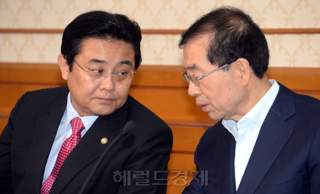 17일 오전 서울 여의도 국회 귀빈식당에서 민주당 주최로 열린 무상보육.취득세 인하 등 지방재정 위기극복을 위한 긴금 시도지사 정책협의회에서 전병헌 원내대표가 박원순 서울시장과 이야기를  나누고 있다./안훈기자 rosedale@ 2013.09.17
