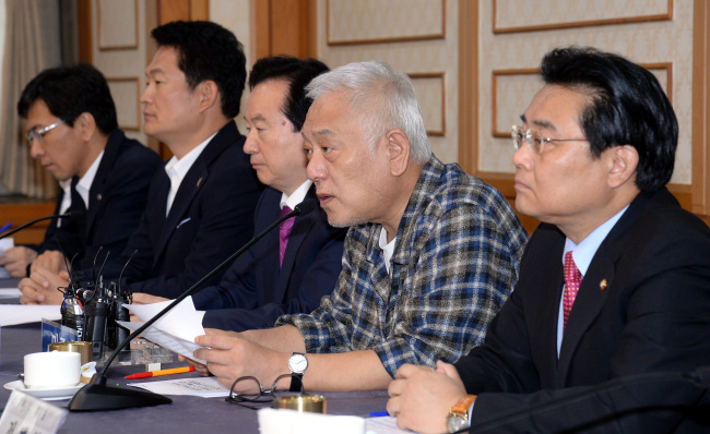 Democratic Party chairman Kim Han-gil (second from right) speaks at a meeting with local government chiefs including Incheon Mayor Song Young-gil (second from left) at the National Assembly on Tuesday to discuss troubled free child care programs and the central government’s plans to cut acquisition taxes which would affect local government revenues.   Ahn Hoon/The Korea Herald