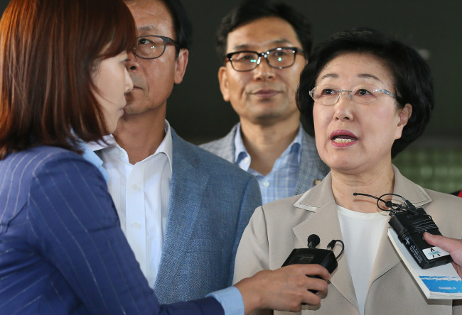 한명숙(국회의원/정당인)
Han Myeong-sook, former prime minister and ex-leader of the main opposition party, faces another long legal battle over bribery accusations which have dealt blow to her political career and reputation as an pro-democracy activist against the military-backed governments in the 1970s and 80s.