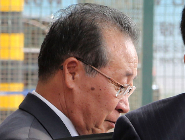북한의 김계관 외무성 부상이 중국 측이 주최하는 반관반민 성격의 6자회담 학술세미나에 참석하기 위해 16일 중국 베이징에 도착, 차량에 오르고 있다.(연합뉴스)