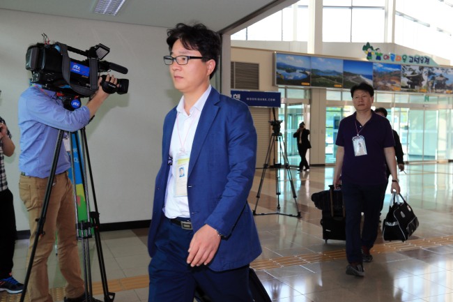 South Korea’s Red Cross officials depart for North Korea via the Customs, Immigration and Quarantine Office at the border city of Paju, Gyeonggi Province on Sunday. (Yonhap News)