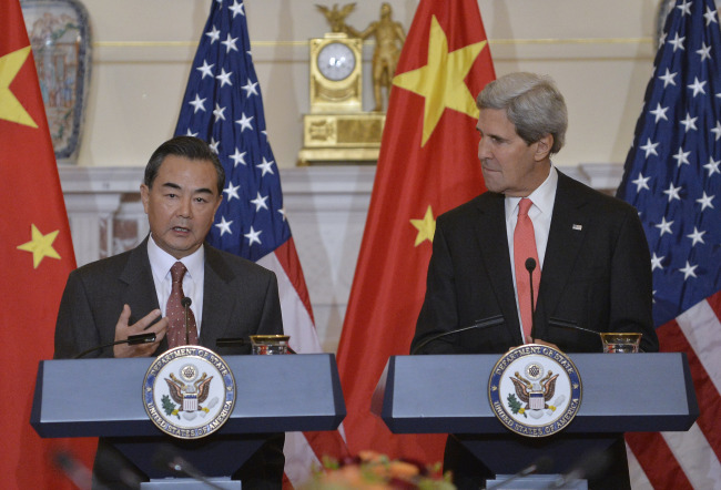 Visiting Chinese Foreign Minister Wang Yi (left) and U.S. Secretary of State John Kerry attend a joint press briefing prior to their bilateral talks at the State Department in Washington D.C., capital of the United States, on Thursday. (Yonhap News)