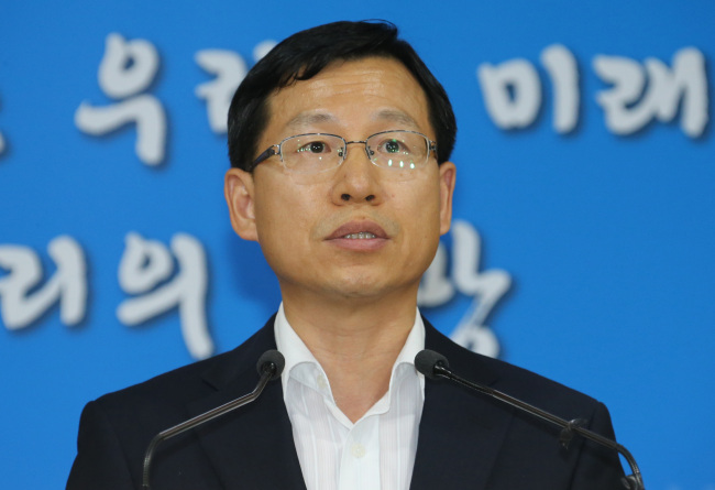 Unification Ministry spokesman Kim Eyi-do announces Seoul's official response to North Korea's postponement of family reunions on Saturday. Yonhap News