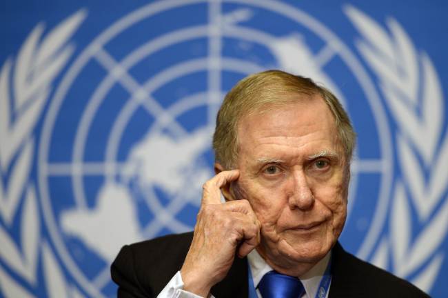 Michael Kirby, chairperson of the U.N. Commission of Inquiry on Human Rights in North Korea, gestures during a press conference following a report before the U.N. Human Rights Council in Geneva last Tuesday.   AFP-Yonhap News