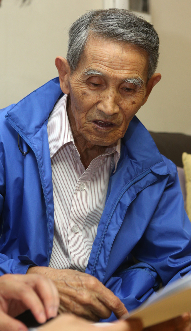 Kang Neung-hwan, one of the 96 individuals picked to reunite with their loved ones in North Korea, expresses frustration at his home in Seoul on Saturday after Pyongyang postponed the reunions set for Sept. 25-30 at Mount Geumgangsan.   Yonhap News