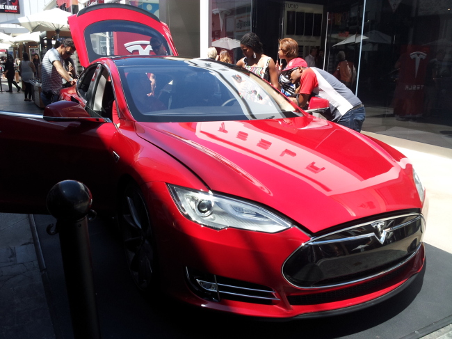 Customers check out a Model S sedan at Tesla Century City, a showroom in Beverly Hills, Los Angeles.   Lee Ji-yoon/The Korea Herald