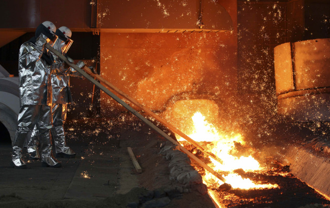 Hyundai Steel employees work at its third blast furnace in Dangjin, South Chungcheong Province, which was launched on Sept. 14.   Hyundai Steel