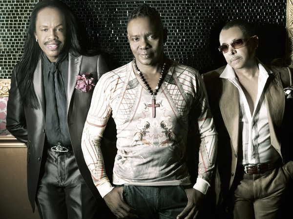 버딘화이트(VerdineWhite/가수/어스윈드앤드파이어),필립베일리(PhilipBailey/가수/어스윈드앤드파이어),랄프존슨(RalphJohnson/가수/어스윈드앤드파이어)
데뷔 반세기를 바라보는 전설부터 중견까지, 올 가을 팝의 거장들이 줄줄이 새 앨범을 내놓으며 팬들 곁으로 돌아왔다.